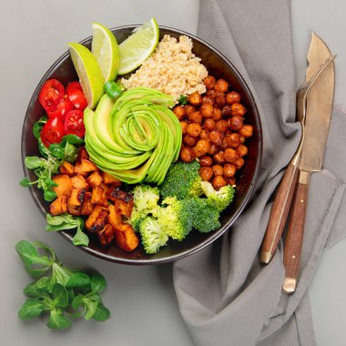 Hafif arka planda mangalda pişirilmiş Buda kasesi. Sağlıklı beslenme konsepti. Üst görünüm, alanı kopyala