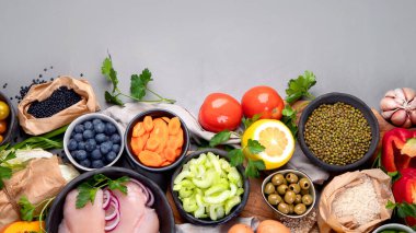 Gri arka plan ürünü üzerinde organik ham sağlıklı ürünlerin seçimi. Detoks ve temiz diyet konsepti. Üst görünüm, alanı kopyala