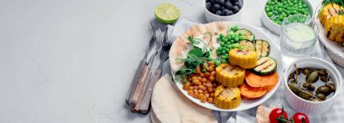 Açık gri arka planda servis edilen soslu ve abur cuburlu nefis ızgara sebzeler. Barbekü menüsü. Boşluğu kopyala