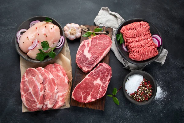 Variedad Carne Cruda Con Condimento Sobre Fondo Oscuro Vista Superior — Foto de Stock
