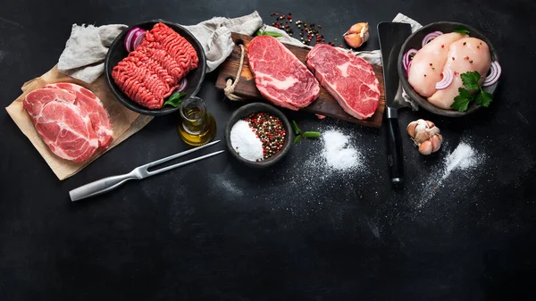 Variedad Carne Cruda Con Condimento Sobre Fondo Oscuro Vista Superior — Foto de Stock