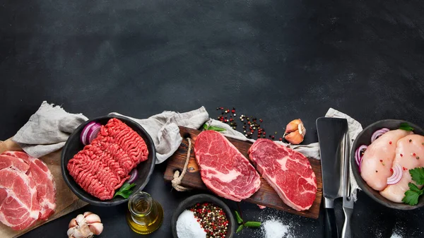 Varietà Carne Cruda Con Condimento Fondo Scuro Vista Dall Alto — Foto Stock