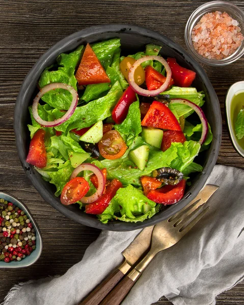 Salada Legumes Frescos Fundo Madeira Conceito Alimentação Saudável Vista Superior — Fotografia de Stock