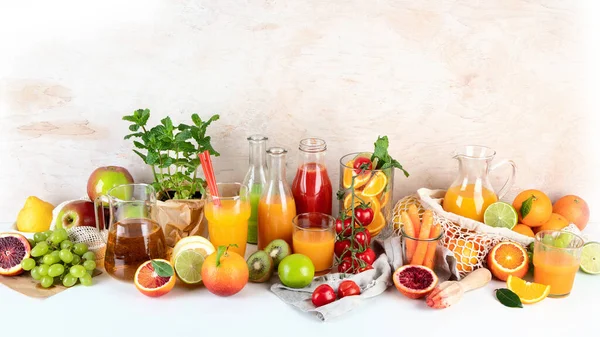 Sucos Caseiros Frescos Saudáveis Frutas Legumes Sobre Fundo Madeira Clara — Fotografia de Stock