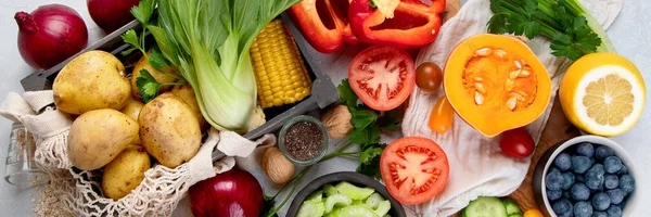 薄い灰色の背景に新鮮な生野菜 果物や豆の選択 有機食品の概念 トップビュー パノラマ — ストック写真