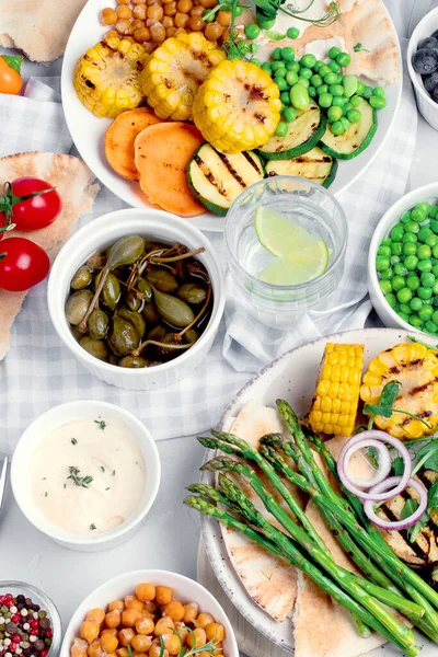 Deliciosos Legumes Grelhados Com Molhos Lanches Servidos Fundo Cinza Claro — Fotografia de Stock