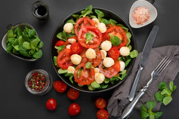 Deliciosa Ensalada Caprese Italiana Con Tomates Rodajas Mozzarela Sobre Fondo — Foto de Stock