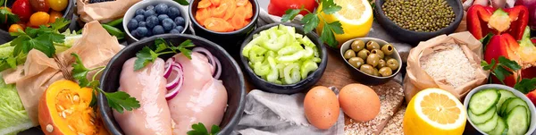 灰色の背景製品上の有機生の健康的な製品の選択 デトックスときれいな食事のコンセプト パノラマ — ストック写真
