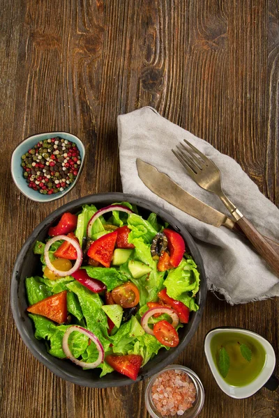 Salada Legumes Frescos Fundo Madeira Conceito Alimentação Saudável Vista Superior — Fotografia de Stock