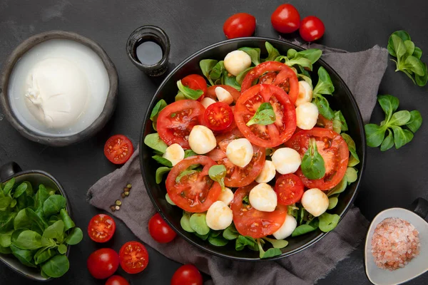 Deliciosa Ensalada Caprese Italiana Con Tomates Rodajas Mozzarela Sobre Fondo — Foto de Stock