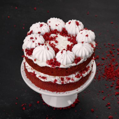 Siyah arka planda kremalı ve ev yapımı lezzetli kırmızı kadife kek. Boşluğu kopyala