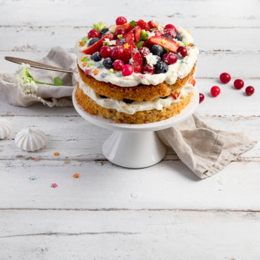 Taze böğürtlenli nefis ev yapımı pasta ve ahşap arka planda mascarpone kreması. Üst görünüm, alanı kopyala
