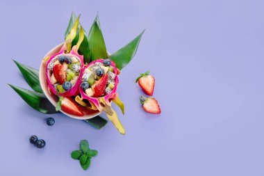 Renkli arka planda tropik ejderha meyvesi. Minimalizm tasarım konsepti. Üst görünüm, alanı kopyala