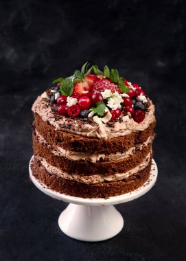 Lezzetli ev yapımı çikolatalı kek ve koyu arkaplanda taze böğürtlen ve maskaron kremi. Üst görünüm, alanı kopyala