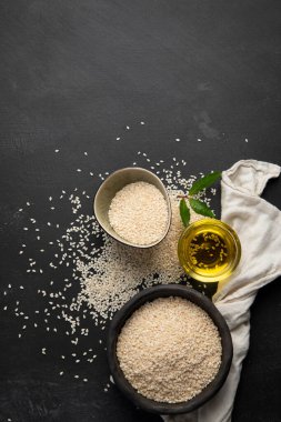 Siyah arka planda siyah ve beyaz susam tohumu. Organik gıda konsepti Üst görünüm, Boşluğu kopyala