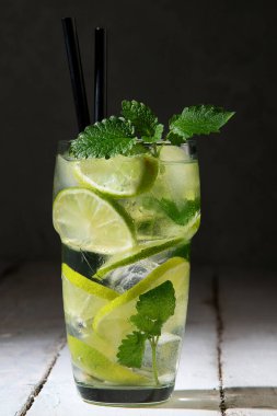 Koyu arkaplanda taze Mojito kokteyli. Yaz içkileri konsepti. Ön görünüm, boşluğu kopyala