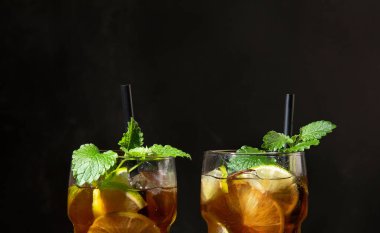 Koyu arkaplanda taze Küba libre kokteyli. Ön görünüm