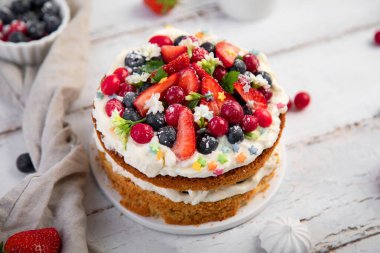 Taze böğürtlenli nefis ev yapımı pasta ve ahşap arka planda mascarpone kreması.. 