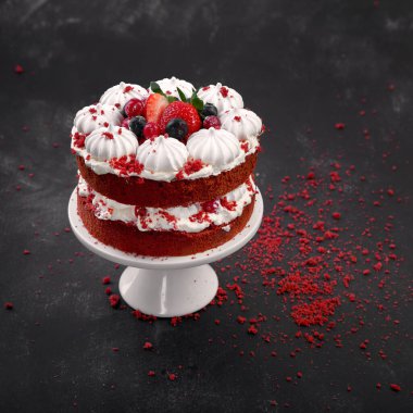 Siyah arka planda kremalı ve ev yapımı lezzetli kırmızı kadife kek. Boşluğu kopyala