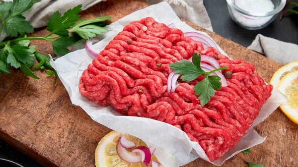 Carne Picada Crua Com Especiarias Legumes Ervas Fundo Escuro Ingredientes — Fotografia de Stock