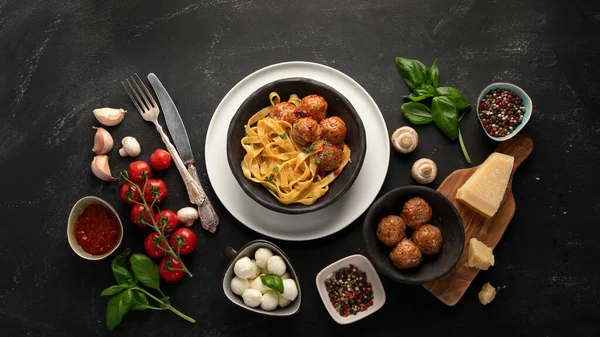 Sortiment Italských Těstovin Tradičními Omáčkami Večeři Tmavém Pozadí Domácí Pojetí — Stock fotografie