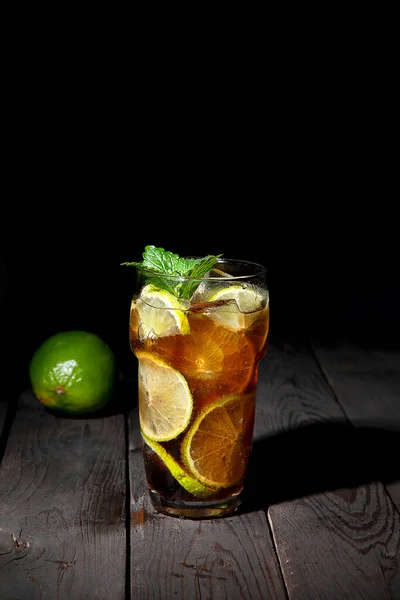 Vers Gemaakte Longdrink Cuba Libre Cocktail Donkere Achtergrond Vooraanzicht Kopieerruimte — Stockfoto