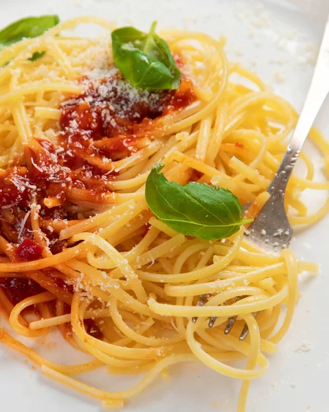Deliciosos Apetitosos Espaguetis Pasta Italiana Con Salsa Tomate Parmesano Albahaca — Foto de Stock