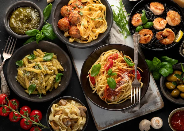 Assortiment Italiaanse Pasta Met Traditionele Sauzen Voor Het Diner Donkere — Stockfoto