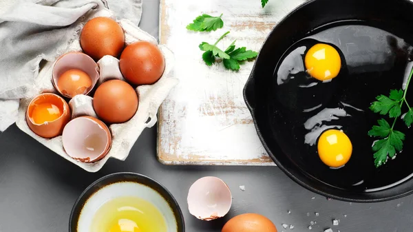 Сирі Яйця Сковороді Травами Приправами Сірому Фоні Приготували Їжу Сніданок — стокове фото