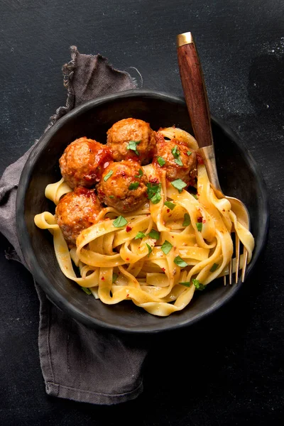 Tagliatelle Com Almôndegas Molho Tomate Fundo Escuro Conceito Comida Italiana — Fotografia de Stock