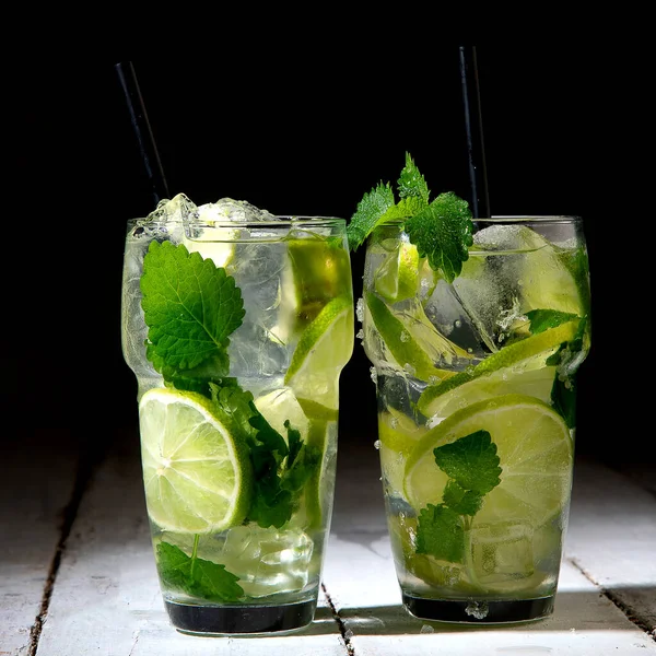 Cocktail Mojito Appena Fatto Sfondo Scuro Concetto Bevande Estive Vista — Foto Stock