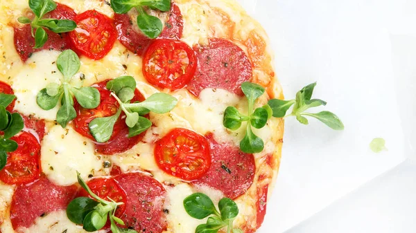 Pizza Pepperoni Casera Italiana Cocina Italiana Tradicional Vista Superior Con —  Fotos de Stock