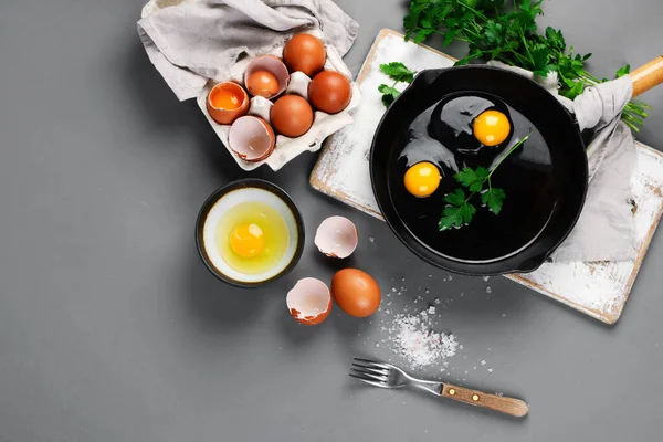 Сырые Яйца Кастрюле Травами Приправы Сером Фоне Приготовленные Завтрак Вид — стоковое фото