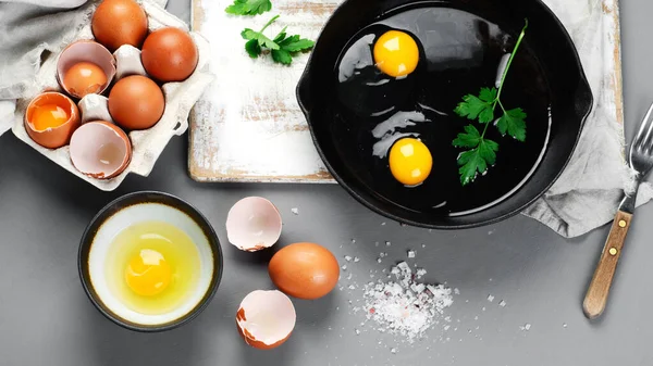 Ovos Crus Panela Com Ervas Tempero Fundo Cinza Comida Preparada — Fotografia de Stock