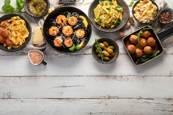 意大利面团配上传统小吃和酱料 在白色木制背景上享用晚餐 自制食品的概念 顶部视图 复制空间 — 图库照片