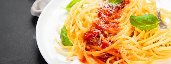 Deliciosos Apetitosos Espaguetis Pasta Italiana Con Salsa Tomate Parmesano Albahaca — Foto de Stock