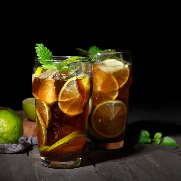Frisch Zubereiteter Longdrink Cuba Libre Cocktail Auf Dunklem Hintergrund Vorderseite — Stockfoto