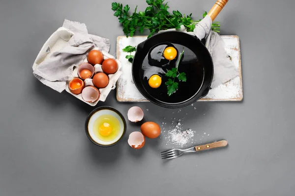 Huevos Crudos Sartén Con Hierbas Condimentos Sobre Fondo Gris Comida —  Fotos de Stock