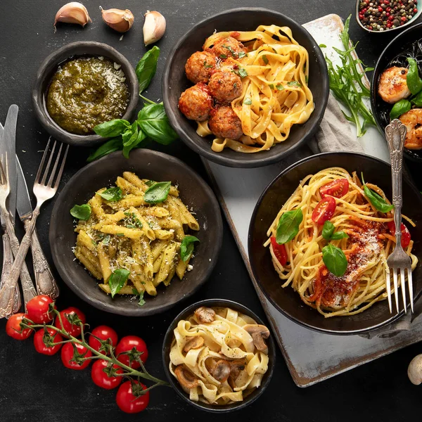 Assortiment Italiaanse Pasta Met Traditionele Sauzen Voor Het Diner Donkere — Stockfoto