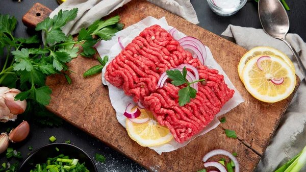 Carne Picada Crua Com Especiarias Legumes Ervas Fundo Escuro Ingredientes — Fotografia de Stock