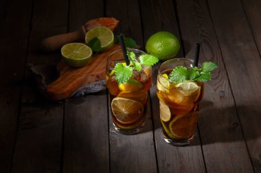 Koyu arkaplanda taze Küba libre kokteyli. Ön görünüm, boşluğu kopyala