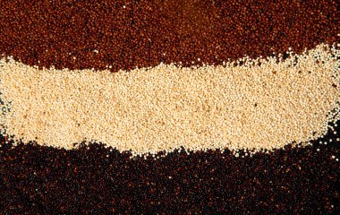 Koyu arkaplandaki farklı kinoa tipleriyle ayarlayın. Organik gıda konsepti. Üst görünüm, alanı kopyala