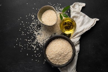 Siyah arka planda siyah ve beyaz susam tohumu. Organik gıda konsepti Üst görünüm, Boşluğu kopyala