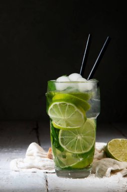 Koyu arkaplanda taze Mojito kokteyli. Yaz içkileri konsepti. Ön görünüm, boşluğu kopyala