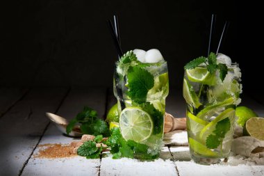 Koyu arkaplanda taze Mojito kokteyli. Yaz içkileri konsepti. Ön görünüm