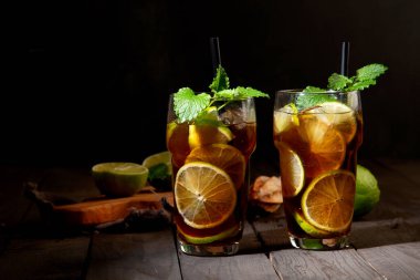 Koyu arkaplanda taze Küba libre kokteyli. Ön görünüm, boşluğu kopyala