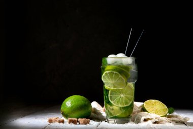 Koyu arkaplanda taze Mojito kokteyli. Yaz içkileri konsepti. Ön görünüm, boşluğu kopyala
