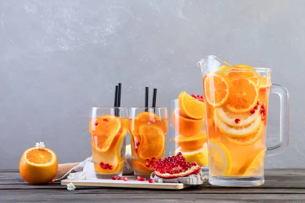 Освіжаючий Апельсиновий Лимонад Сірому Дерев Яному Столі Концепція Літніх Напоїв — стокове фото