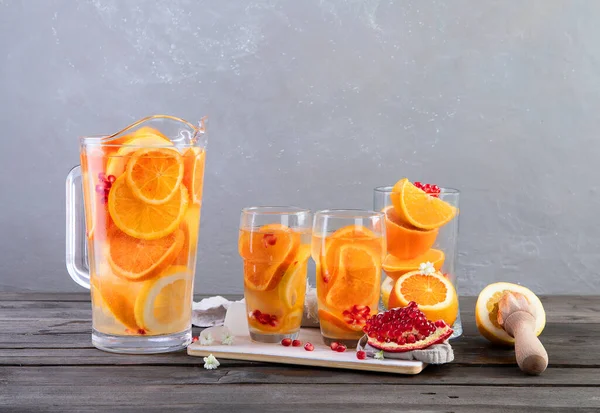 Освіжаючий Апельсиновий Лимонад Сірому Дерев Яному Столі Концепція Літніх Напоїв — стокове фото