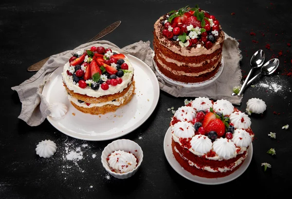 Bolos Caseiros Deliciosos Coloridos Variados Com Diferentes Tipos Preenchimento Fundo — Fotografia de Stock